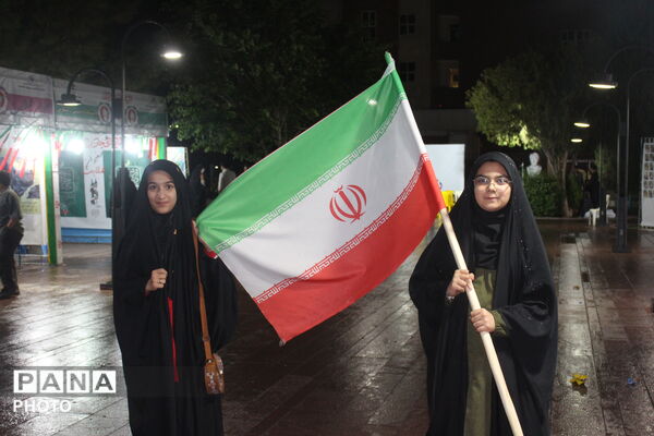 حضور نوجوانان در شب بارانی کرمان