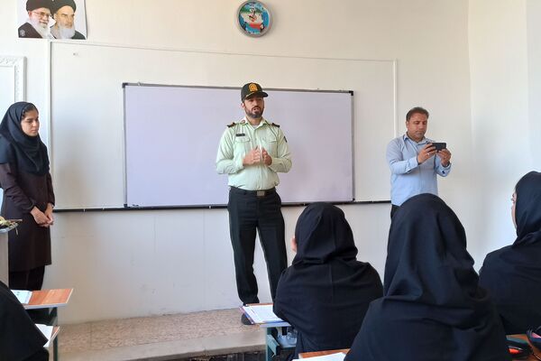 گرامیداشت هفته نیروی انتظامی در مدرسه یادگار امام ورامین