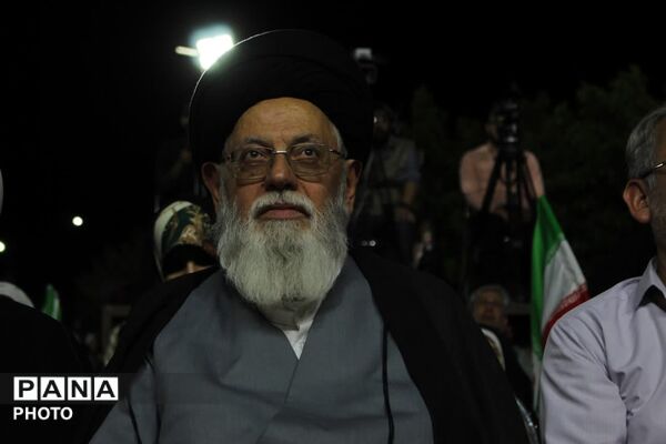 تجدید میثاق هنرمندان یزدی با آرمان‌های انقلاب در میدان امام حسین (ع)