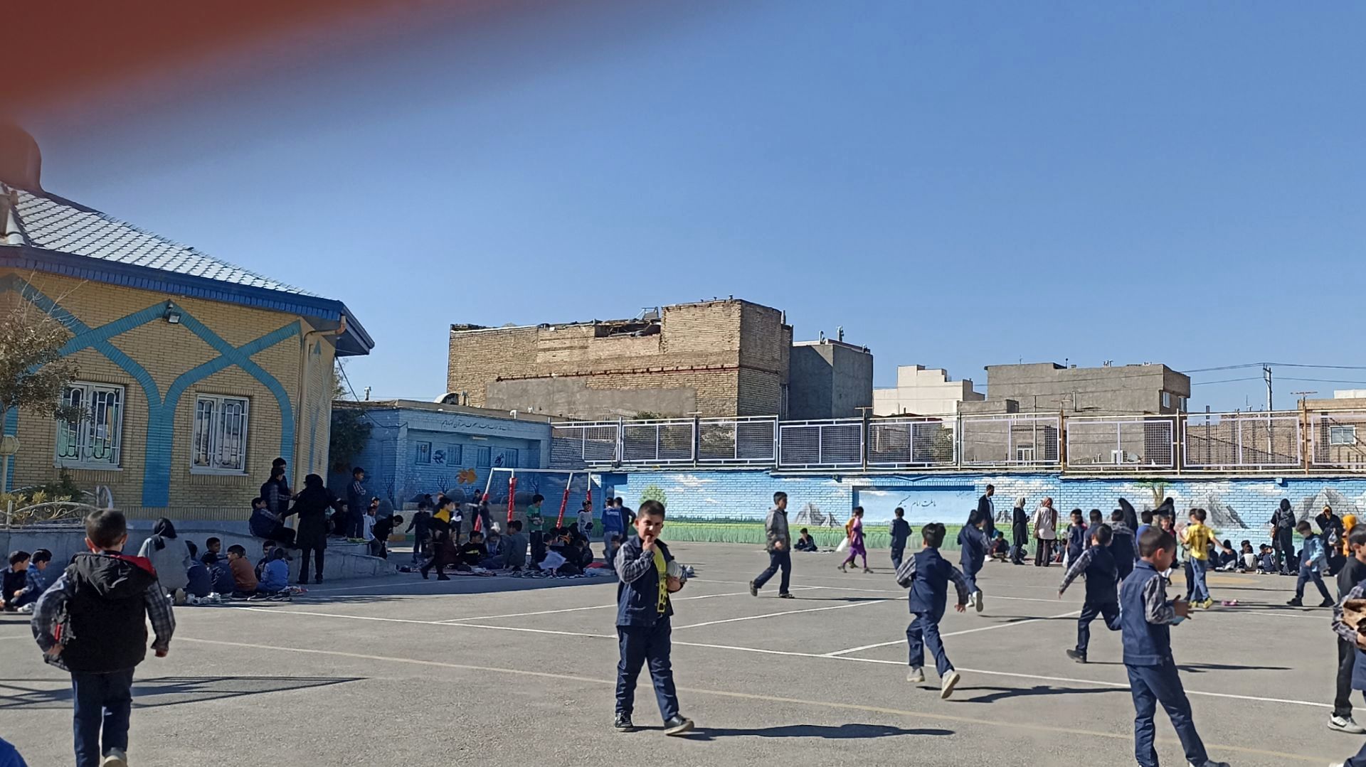 ترویج تغذیه سالم با برگزاری اردوی حیاطی در دبستان فطرت