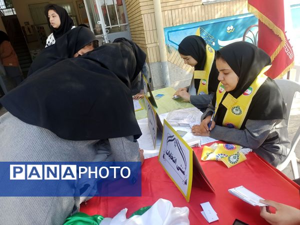 انتخابات شورای دانش آموزی در دبیرستان دخترانه امید 