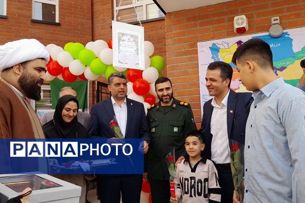 طلوع علم در مدرسه روشنگر با نغمه زنگ مهر