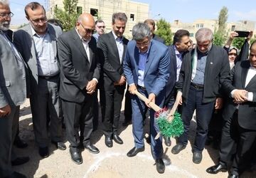 آیین کلنگ زنی مدرسه ۱۲ کلاسه شجره طیبه در یزد