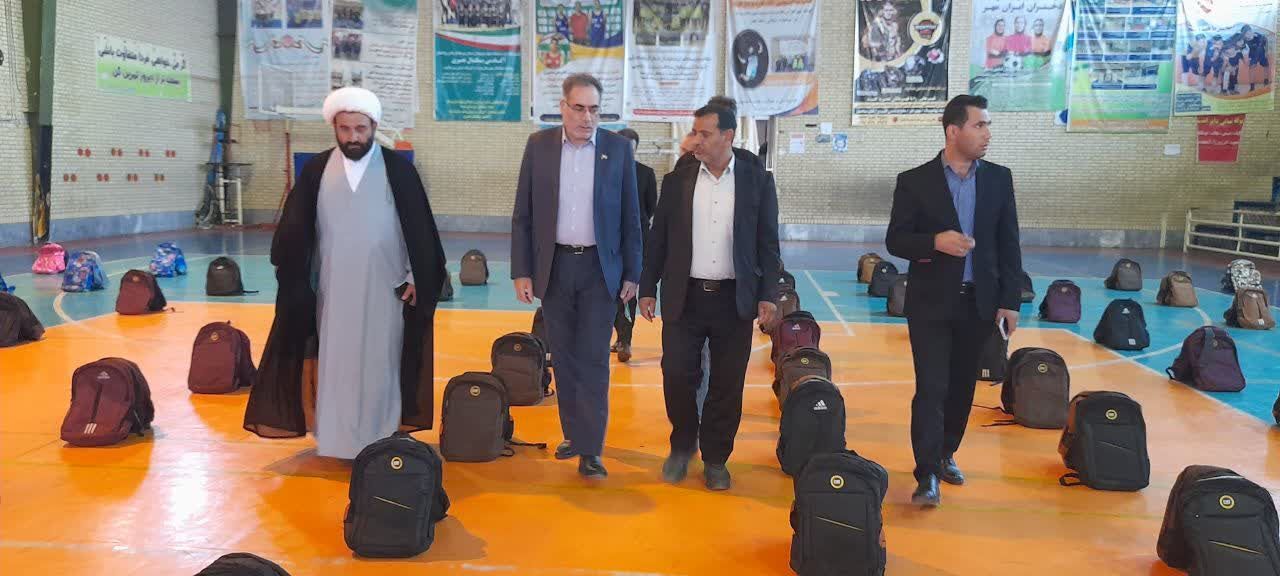 توزیع ۴۵۰ بسته لوازم‌التحریر در مرند میان دانش‌آموزان نیازمند