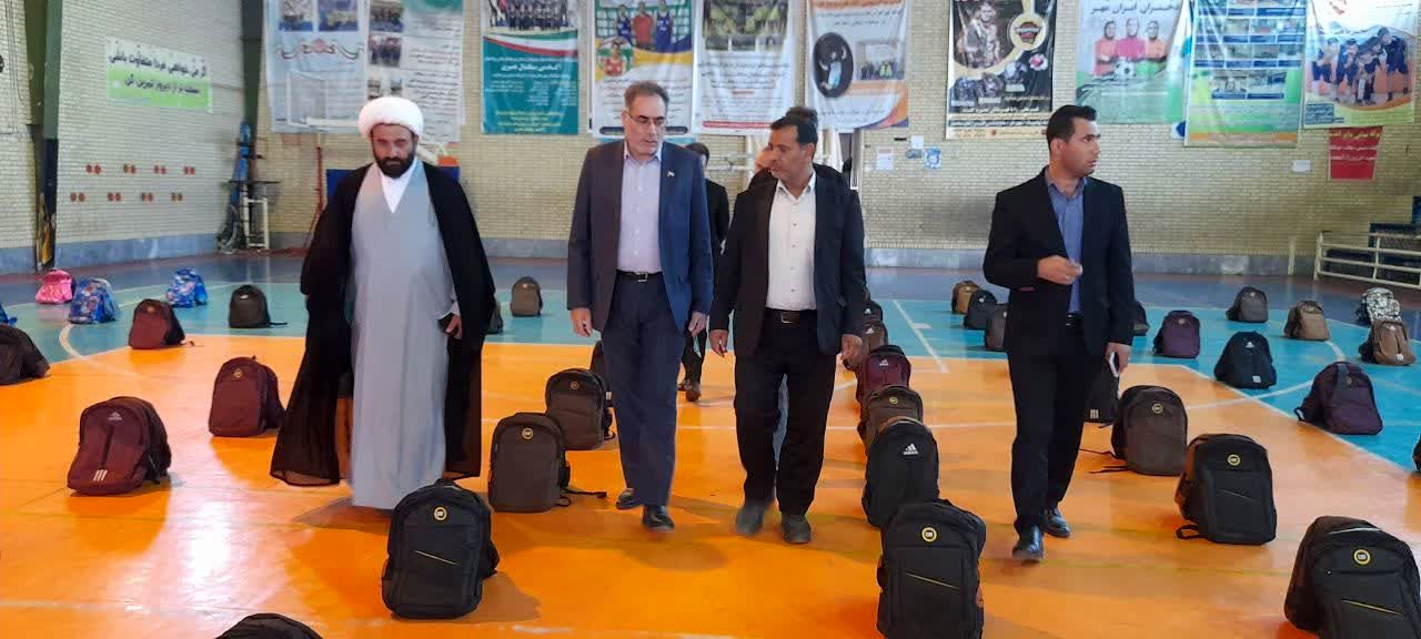 توزیع ۴۵۰ بسته لوازم‌التحریر در مرند میان دانش‌آموزان نیازمند