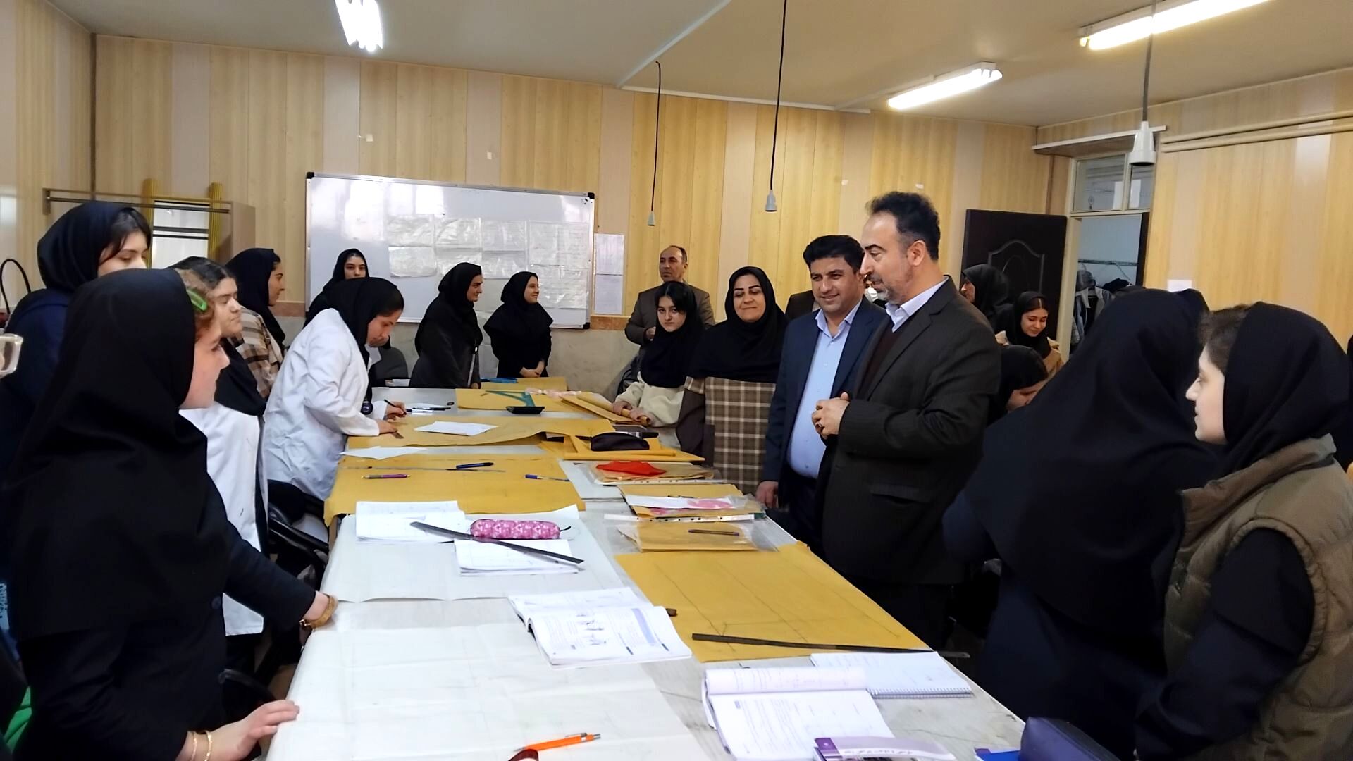 نمایشگاه هنر نقاشی ایرانی و کارگاه خیاطی هنرستان چمران نظرآباد
