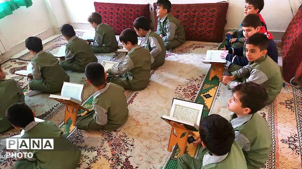 آموزش احکام دینی به دانش آموزان در دبستان معراج منطقه ۱۰