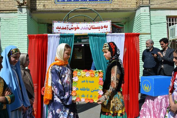 جشن عاطفه‌ها؛ لبریز از مهربانی در دبستان دخترانه قدر بهارستان ۲