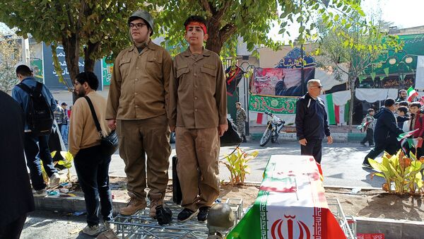 دانش‌آموزان با حضور در راهپیمایی ۱۳ آبان تنفر خود را نسبت به شیاطین امروزی نشان دادند
