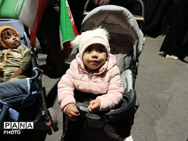 کودکان ایران حتی با کالسکه و سن کم هم پای آرمان های انقلاب اسلامی ایران ایستاده اند
