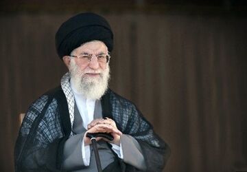 رهبر شهید انقلاب اسلامی، آیت‌ الله خامنه‌ای، الگوی ایثار و مقاومت