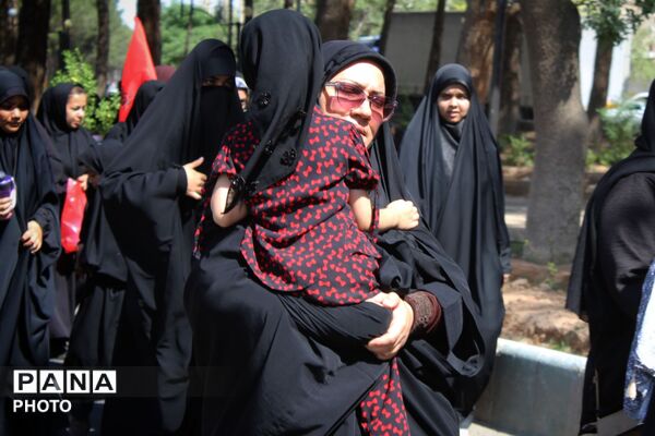 خادمِ کوچک، عشقِ بزرگ
