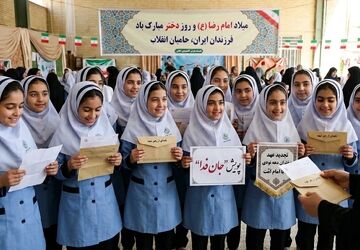 تجدید عهد دختران شهرستان صحنه با آرمان‌های امام امت در روز دختر