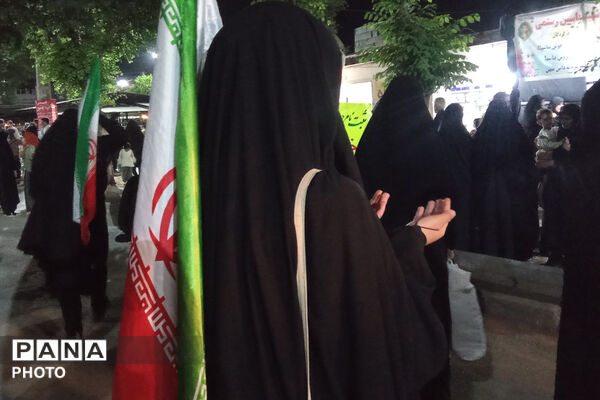 ایستادگی در سایه پرچم وطن