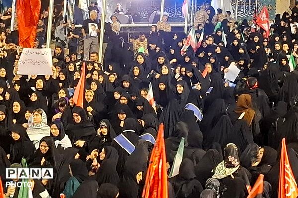 وداع مردم آکنده از اشک و دلتنگی؛با رهبر شهید و خانواده‌اش در مصلی 