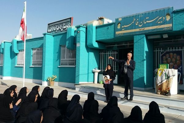 روایتگری هشت سال دفاع مقدس در دبیرستان فاطمیه