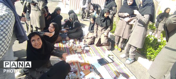 برپایی بازارچه دانش آموزی در دبیرستان نمونه اندیشه شهرستان کاشمر