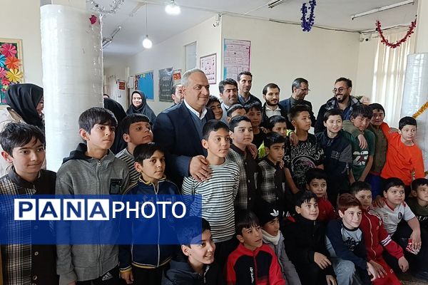 حضور سرزده مدیرکل آموزش و پرورش شهرستان‌های تهران در دبستان حافظ منطقه عباس آباد ناحیه یک شهرری