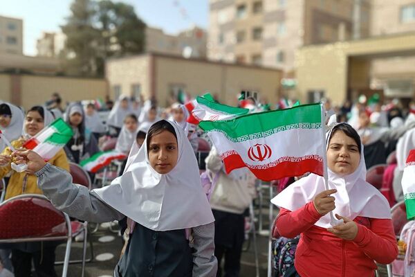 طلوع علم در مدرسه روشنگر با نغمه زنگ مهر