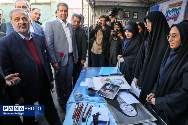 آیین نواختن گلبانگ انقلاب اسلامی با حضور وزیر آموزش و پرورش