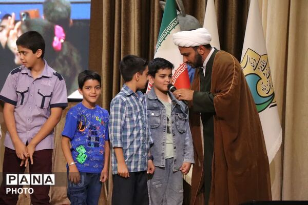 تجلیل از دانش آموزان برتر مسابقات قرآن و عترت و نماز در نجف آباد