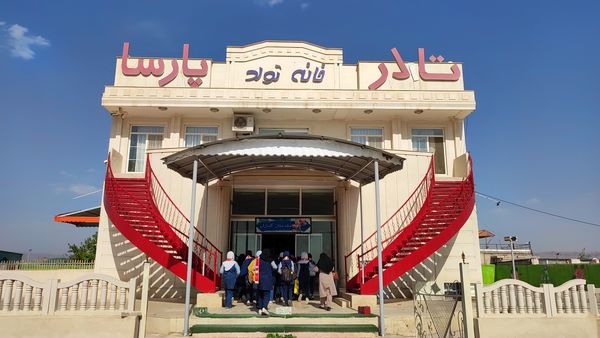 بازدید دانش‌آموزان مدرسه شهید خاقانی از گلخانه پیشه‌وران شیروان