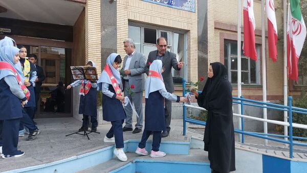 آغاز سال تحصیلی جدید باحضور مسئولان در دبستان فرهنگیان ۲ مشهد
