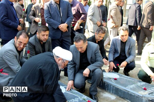 غبارروبی مزار شهدا با حضور مسئولین شهرستان سملقان