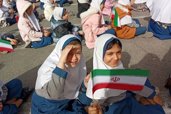 استقبال مدرسه حجاب از ۲۲بهمن 