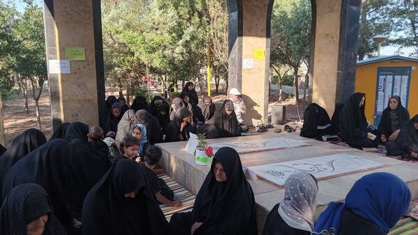 قرائت زیارت عاشورا در مزار شهدای گمنام شهر رباط‌سنگ 