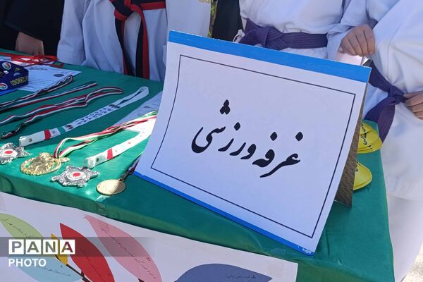 آیین گرامیداشت هفته بهداشت روان و تقدیر از همیاران مشاور در دبیرستان دخترانه رضوان برگزار شد