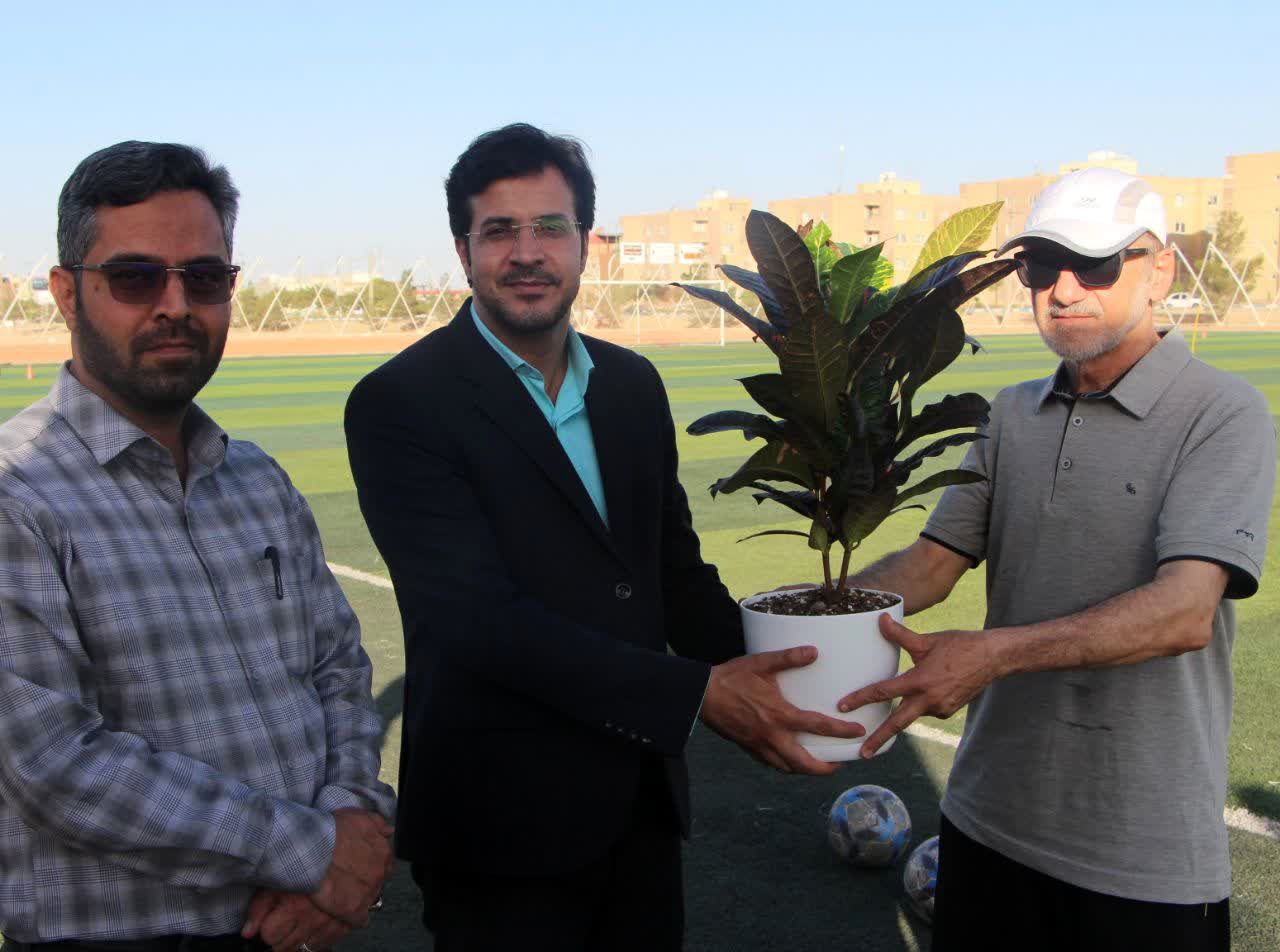 بازدید فرماندار شهرستان برخوار از تمرین تیم فوتبال سرزمین آفتاب