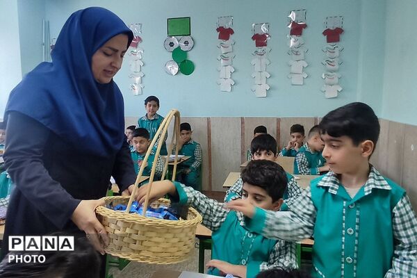 نواخته شدن زنگ ایثار و مقاومت به مناسبت آغاز سال تحصیلی در ناحیه دو شهرری 