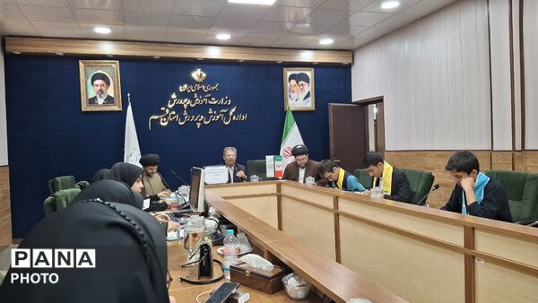 نشست مشترک اعضای مجمع و شورای دانش آموزی قم با مسئولان اداره کل آموزش و پرورش