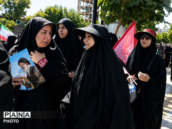 مشهد میزبان آیین باشکوه تشییع شهید آیت الله العظمی سید علی خامنه ای و خانواده 