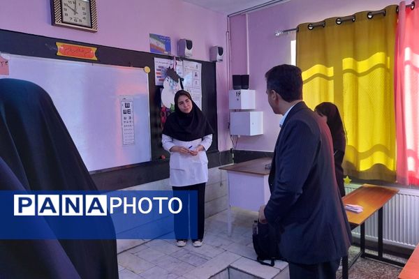 حضور پزشکان خیریه امام حسن عسگری برای غربالگری دانش آموزان دبستان میرشفیعی ها امری جهادی