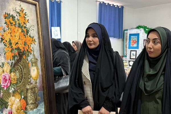 آیین افتتاحیه نمایشگاه هنری «ماها» در هنرستان شهید تاجیک بهارستان‌دو