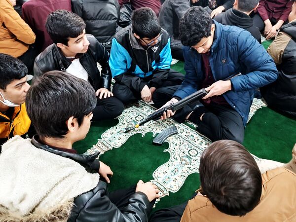 کلاس عملی  آمادگی دفاعی در دبیرستان نمونه آیت الله خامنه ای 