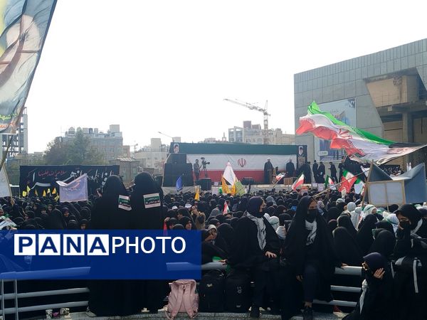  موج خروشان مردم در سیزده آبان امت واحده را به رخ کشید