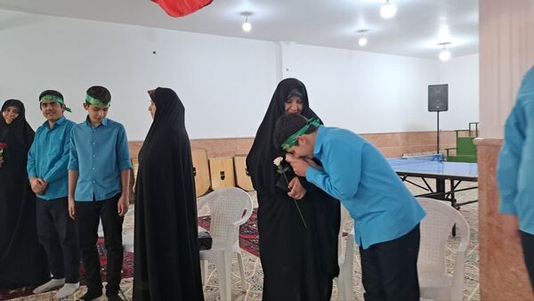 جشنِ تکلیفِ «به وقتِ میهن خدایی» دانش آموزان اشکذری همراه دستبوسی مادر