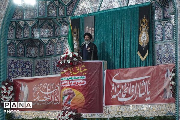 نمازجمعه؛ جلوه‌ای از وحدت و همبستگی دانش‌آموزان در هفته بسیج دانش‌آموزی