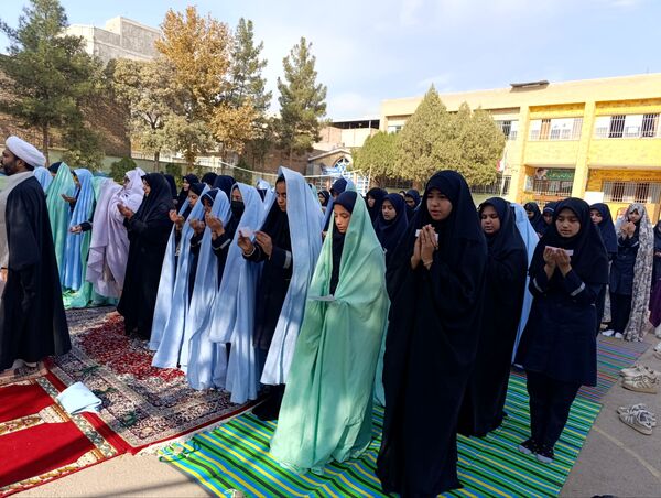 اقامه نماز باران در مدرسه شاهد قدسیان