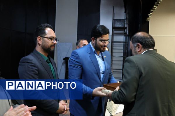 آیین رونمایی از کتاب «از خانه تا کارخانه» در جاجرم 