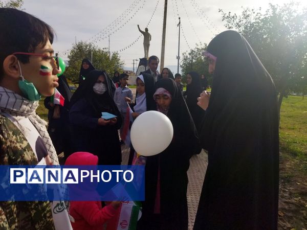 دختران آموزشگاه نوریه شهرستان جیرفت در راهپیمایی امروز