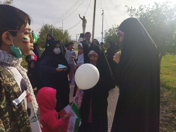 دختران آموزشگاه نوریه شهرستان جیرفت در راهپیمایی امروز