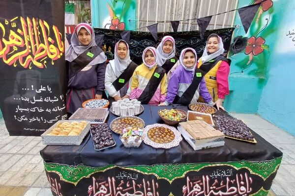 ایستگاه صلواتی در دبستان سارا، میزبان دل‌های کوچک در سوگ حضرت فاطمه(س) بود