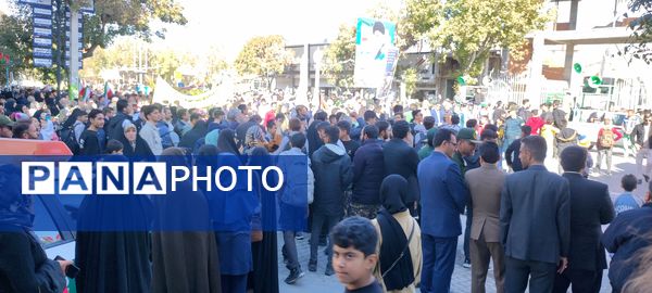 حضور دانش‌آموزان دبستان مبین شیروان در راهپیمایی ۱۳ آبان