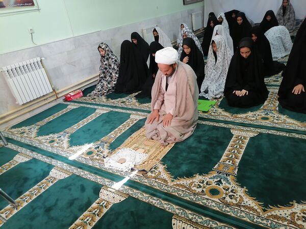 نمازجماعت دردبیرستان حاج مهدی روحانی ارغا