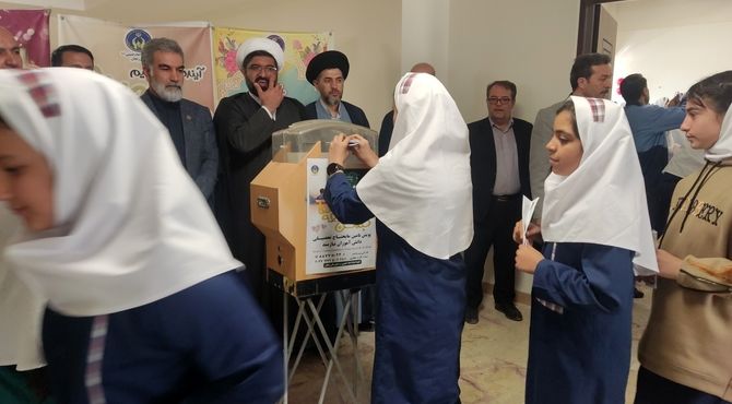 ما دانش‌آموزان با دستان کوچک خود مهربانی را تقسیم می‌کنیم