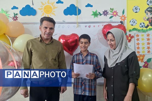 معلم مشعل دانش و چراغ هدایت است